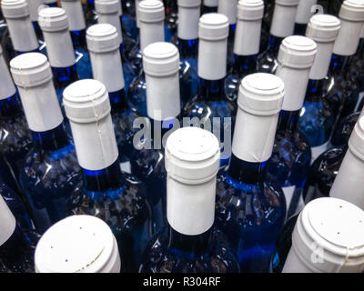 Wein Flaschen - viele blaue bottes mit White Label/Engpässe Stockfoto