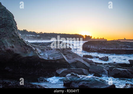 Sunset Bay State Park lebt bis zu seinem Namen wie die untergehende Sonne wirft einen sanften Lichtschein über Ebbe. Stockfoto