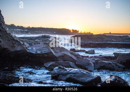 Sunset Bay State Park lebt bis zu seinem Namen wie die untergehende Sonne wirft einen sanften Lichtschein über Ebbe. Stockfoto