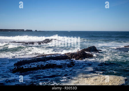 Wellen zwischen den schroffen Felsen des südlichen Oregon Küste bei Sunset Bay State Park, Coos Bay. Stockfoto