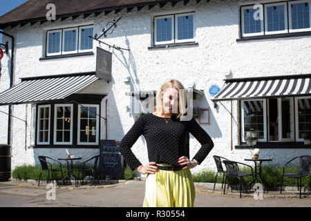 TV-Moderator schließt Dorf Post in Schuppen Streit, der Herr Roberts wurde im vergangenen Jahr eröffnet auf dem Webb Immobilien in Purley von Laura Hamilton Stockfoto