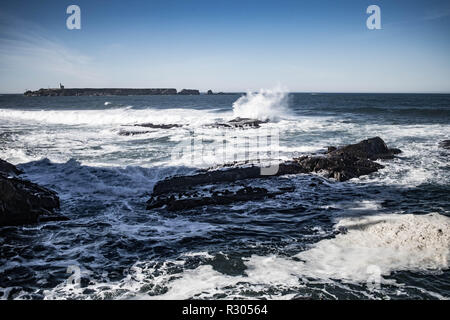 Wellen zwischen den schroffen Felsen des südlichen Oregon Küste bei Sunset Bay State Park, Coos Bay. Stockfoto