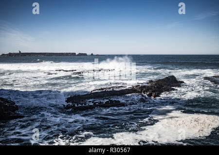 Wellen zwischen den schroffen Felsen des südlichen Oregon Küste bei Sunset Bay State Park, Coos Bay. Stockfoto