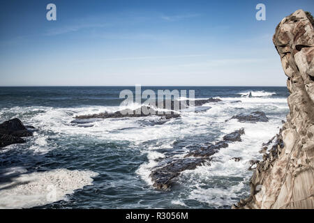 Wellen zwischen den schroffen Felsen des südlichen Oregon Küste bei Sunset Bay State Park, Coos Bay. Stockfoto