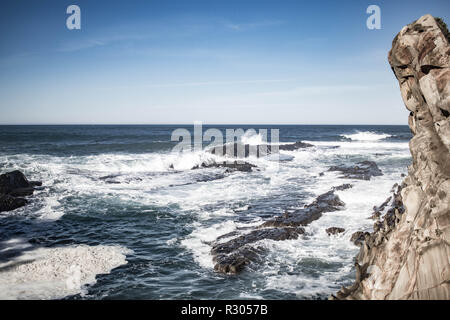 Wellen zwischen den schroffen Felsen des südlichen Oregon Küste bei Sunset Bay State Park, Coos Bay. Stockfoto