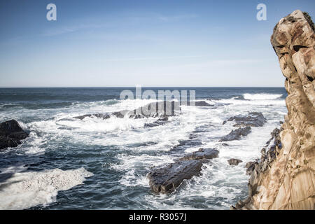 Wellen zwischen den schroffen Felsen des südlichen Oregon Küste bei Sunset Bay State Park, Coos Bay. Stockfoto