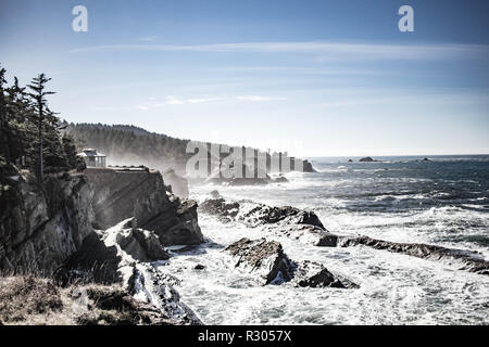 Wellen zwischen den schroffen Felsen des südlichen Oregon Küste bei Sunset Bay State Park, Coos Bay. Stockfoto