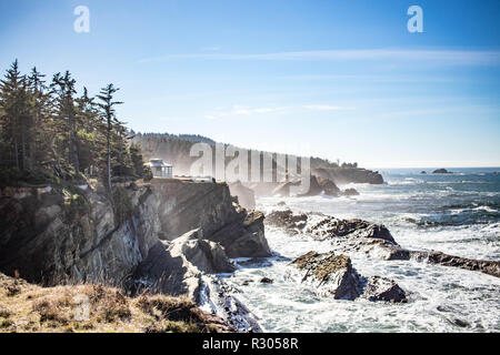 Wellen zwischen den schroffen Felsen des südlichen Oregon Küste bei Sunset Bay State Park, Coos Bay. Stockfoto