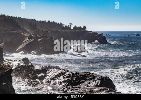 Wellen zwischen den schroffen Felsen des südlichen Oregon Küste bei Sunset Bay State Park, Coos Bay. Stockfoto