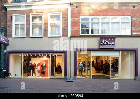 Miss Etam Niederlassung in Sneek, Niederlande. Miss Etam ist eine niederländische Textileinzelhändler für Frauen und hat eine Geschichte von mehr als 90 Jahren. Stockfoto