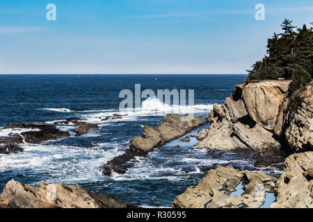 Wellen zwischen den schroffen Felsen des südlichen Oregon Küste bei Sunset Bay State Park, Coos Bay. Stockfoto