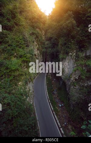 Tonnel auf der einzigartigen und berühmten Strada della Forra Scenic Road an der Höhlen von Pieve Tremosine zu Stockfoto