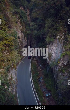 Tonnel auf der einzigartigen und berühmten Strada della Forra Scenic Road an der Höhlen von Pieve Tremosine zu Stockfoto