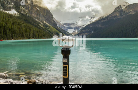 LAKE LOUISE, AB, Kanada - Juni 2018: Münzautomaten Fernglas für Besucher am Lake Louise in Alberta, Kanada zu verwenden, Stockfoto