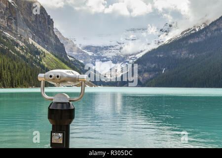 LAKE LOUISE, AB, Kanada - Juni 2018: Münzautomaten Fernglas für Besucher am Lake Louise in Alberta, Kanada zu verwenden, Stockfoto