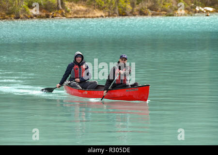 LAKE LOUISE, AB, Kanada - Juni 2018: Zwei Leute in einem Kanu auf dem Lake Louise in Alberta, Kanada. Stockfoto