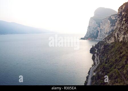 Einzigartige und berühmte Strada della Forra Scenic Road an der Höhlen von Pieve Tremosine zu Stockfoto