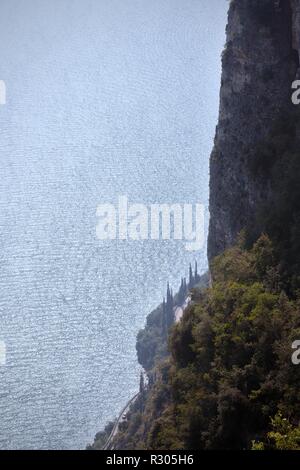 Einzigartige und berühmte Strada della Forra Scenic Road an der Höhlen von Pieve Tremosine zu Stockfoto