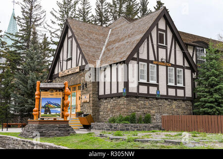 BANFF, AB, Kanada - Juni 2018: Banff Besucherzentrum in Banff Stadtzentrum. Stockfoto