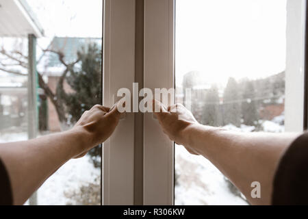 Der Mann öffnet das Fenster. Weitwinkel erste Person anzeigen. Stockfoto