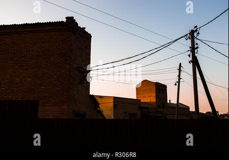 Alten Ziegel Getreidespeicher von orange Sonnenuntergang beleuchtet. Stockfoto