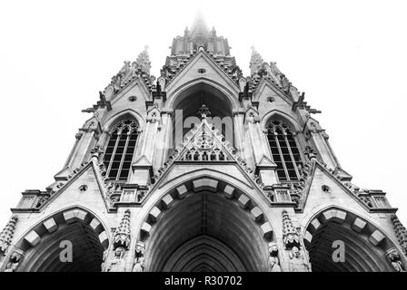 Die Kirche Unserer Lieben Frau von Laeken bei dichtem Nebel Stockfoto