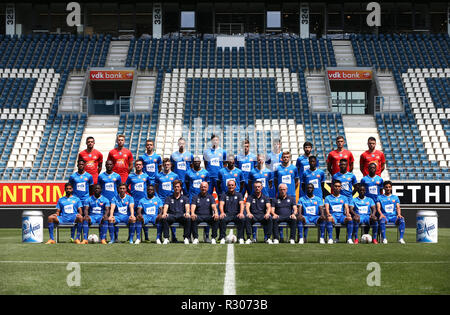 Gent, Belgien - 16. Juli: (L-R): Yannick Thoelen, Anthony Swolfs, Nicolas Raskin, Siebe Horemans, römische Yaremchuk, Giorgi Chakvetadze, Thibault De Smet, Giorgi Beridze, Jari De Busser, Colin Coosemans. (Mittlere Reihe): David Jonathan, Mamadou Sylla, Birger Verstraete, Thomas Foket, Anderson Esiti, Renato Neto, Sigurd Rosted, Igor Plastun, Samuel Kalu, Peter Olayinka, Stallone Limbombe. (Vordere Reihe): Ofir, Davidzada Dejaegere Aboubakary Koita, Brecht, Moses Simon, Stijn Matthys (Trainer), Peter Balette (Trainer), Yves Vanderhaeghe (Trainer), Francky Vandendriessch Stockfoto