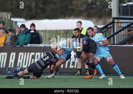 NEWCASTLE UPON TYNE. 28. Oktober 2018 Olly Woodburn von Exeter Leiter ist von Ben Stevenson und Zach Kibirige von Newcastle Falcons in der Premiership Cup Match zwischen Newcastle Falcons und Exeter Chiefsat Kingston Park, Newcastle upon Tyne am Sonntag, den 28. Oktober 2018 in Angriff genommen. © MI Nachrichten & Sport Ltd | Alamy leben Nachrichten Stockfoto