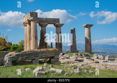 Die zerstörten Tempel des Apollo im antiken Korinth. Stockfoto