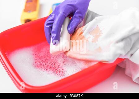 Fleck Waschen mit Seife. Das Element der Hausaufgaben. Stockfoto