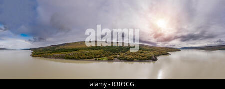 Die hallormsstadur Wald, Fluss Lagarfljot, Ost Island. Dieses Bild ist mit einer Drohne erschossen. Stockfoto