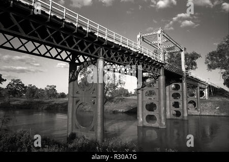 Die Aufhebung der alten Brücke über den Fluss Darling,Bourke, Far West NSW, Australien. Schwarz und Weiss Stockfoto