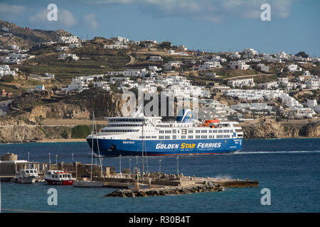 Eine Golden Star Ferry in Mykonos anreisen. Stockfoto