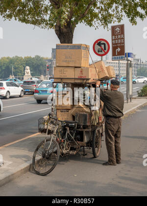 Die lokale Zustellung Mann mit Fahrrad durch Fluss Haihe in Tianjin Stockfoto