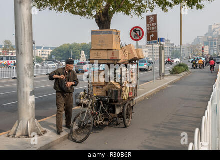 Die lokale Zustellung Mann mit Fahrrad durch Fluss Haihe in Tianjin Stockfoto