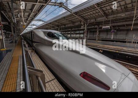 Okayama, Japan - Juli 1, 2017: Vorderansicht des japanischen Hochgeschwindigkeitszug Shinkansen oder Tokaido-Sanyo Linie an Okayam Station, Japan. Classic anhand von quantitativen Simulatio Stockfoto