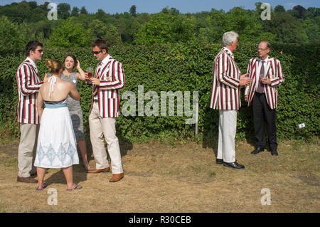 Eine Partei tragen Rot, Weiß und Schwarz Gestreifte rudern Blazer Henley Royal Regatta, Henley-on-Thames, Oxfordshire Stockfoto