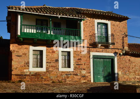 Schöne Häuser aus dem 16. Jahrhundert in Castrillo De Los Polvazares. Architektur, Geschichte, Camino de Santiago, Reisen, Street Photography. Am 2. November Stockfoto