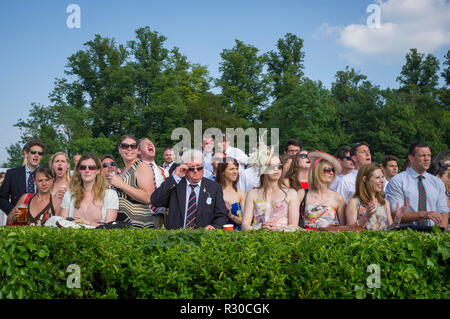 Aufregung als Rasse übergibt Remenham Verein an der Henley Royal Regatta, Henley-on-Thames, Oxfordshire Stockfoto