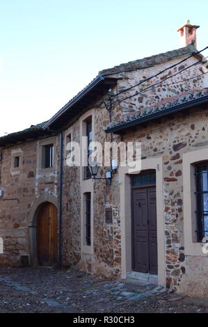 Schöne Häuser aus dem 16. Jahrhundert in Castrillo De Los Polvazares. Architektur, Geschichte, Camino de Santiago, Reisen, Street Photography. Am 2. November Stockfoto