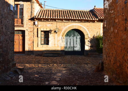 Schöne Häuser aus dem 16. Jahrhundert in Castrillo De Los Polvazares. Architektur, Geschichte, Camino de Santiago, Reisen, Street Photography. Am 2. November Stockfoto