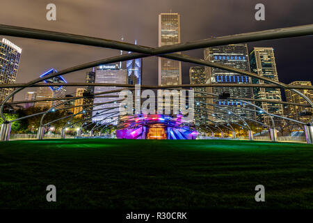 Jay Pritzker Pavilion ist innerhalb von Millenium Park in der Innenstadt von Chicago entfernt. Stockfoto