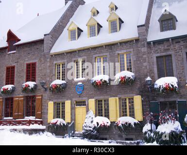 Straßen der Petit-Champlain Bezirk und Place Royale für Weihnachten dekoriert und die Szene nach einem Schneesturm Stockfoto