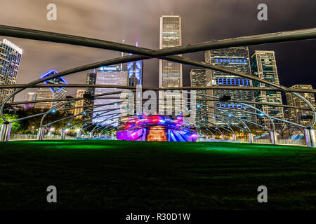 Jay Pritzker Pavilion ist innerhalb von Millenium Park in der Innenstadt von Chicago entfernt. Stockfoto