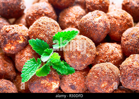 Mint hausgemachte Schokolade Trüffel mit Minze. Close-up. Stockfoto