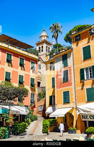 Portofino, Ligurien, Italien - 11 August 2018 - Blick auf den Dorfplatz und Kirche Stockfoto