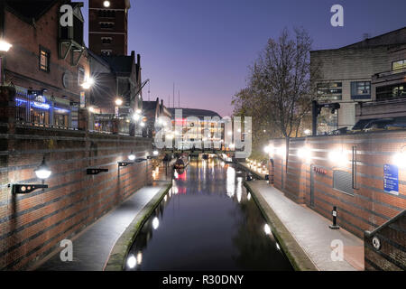 Eine Nacht Zeit, Schoß der alten Main Line Kanal in Birmingham City Centre durch Brindley Place. Das Gebiet mit Straße Licht leuchtet Stockfoto