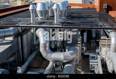 Detail einer Menge Rohre auf dem Dach als Teil der Klimaanlage aus Edelstahl Stockfoto