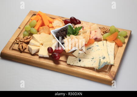 Mix Käse auf einem oard mit einige Früchte auf der Seite Stockfoto