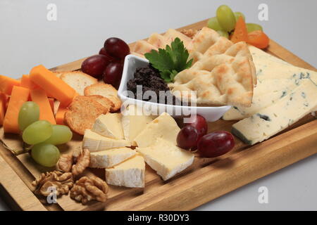 Mix Käse auf einem oard mit einige Früchte auf der Seite Stockfoto